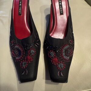 Nine West Black Embroidered Square-Toe Mules with Red Accents Sz9